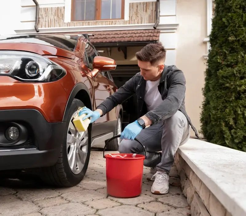 Lavage auto à domicile Poilly-lez-Gien : professionnel intervenant sur un véhicule